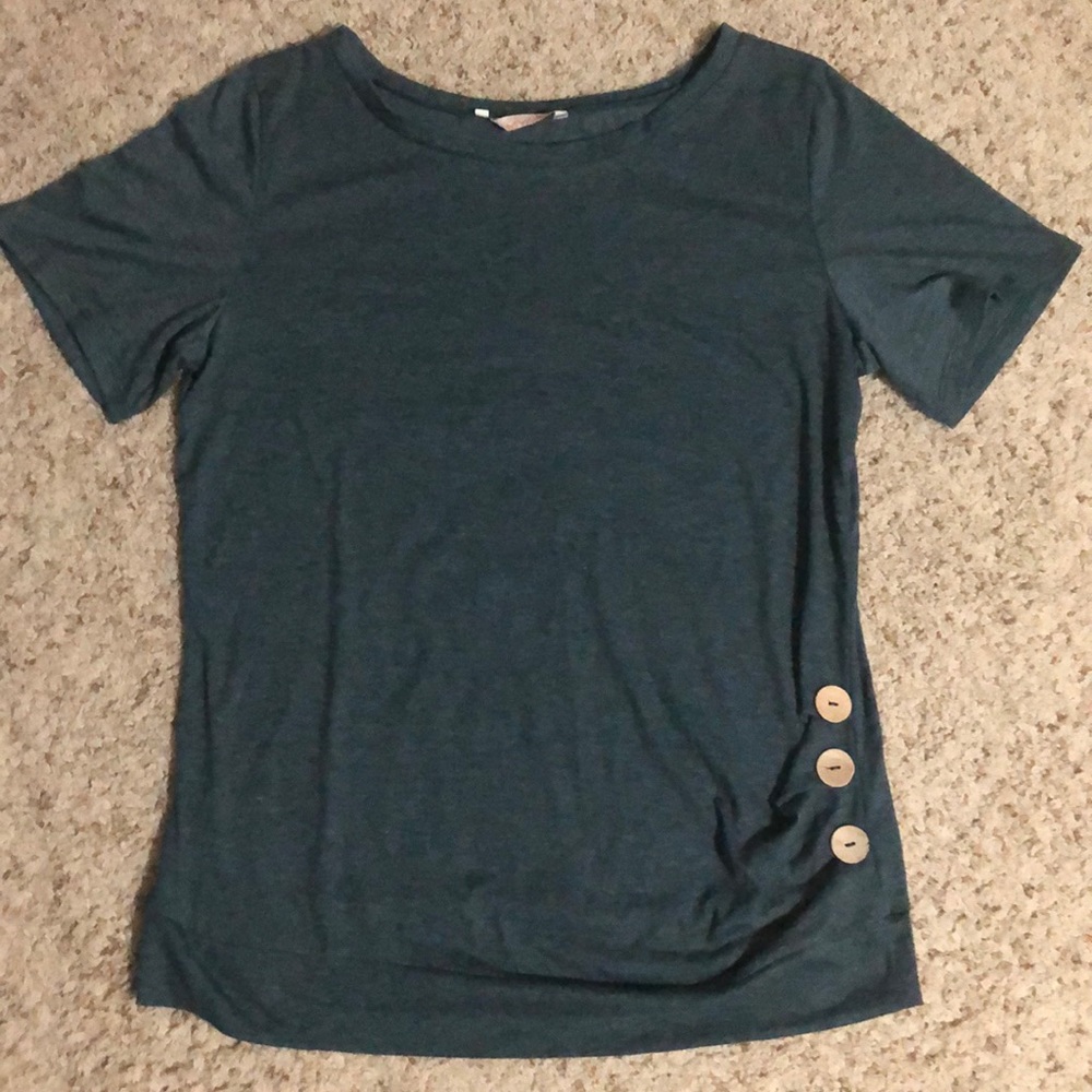 Cute tee with button detail